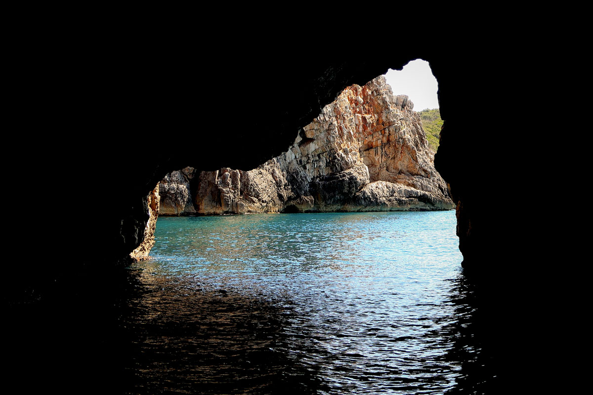 Aufgrund des hohen Salzgehalts in der Blauen Grotte, Montenegro, wird ein Bad darin als äußerst angenehm empfunden
