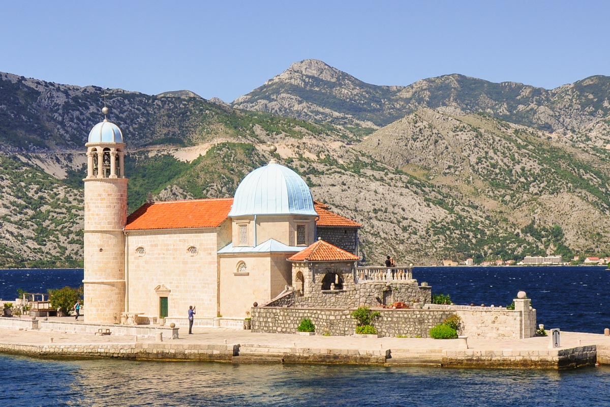 Die Gospa od Škrpjela ist eine Kircheninsel vor dem Küstenstädtchen Perast und liegt in der malerischen Bucht von Kotor, Montenegro