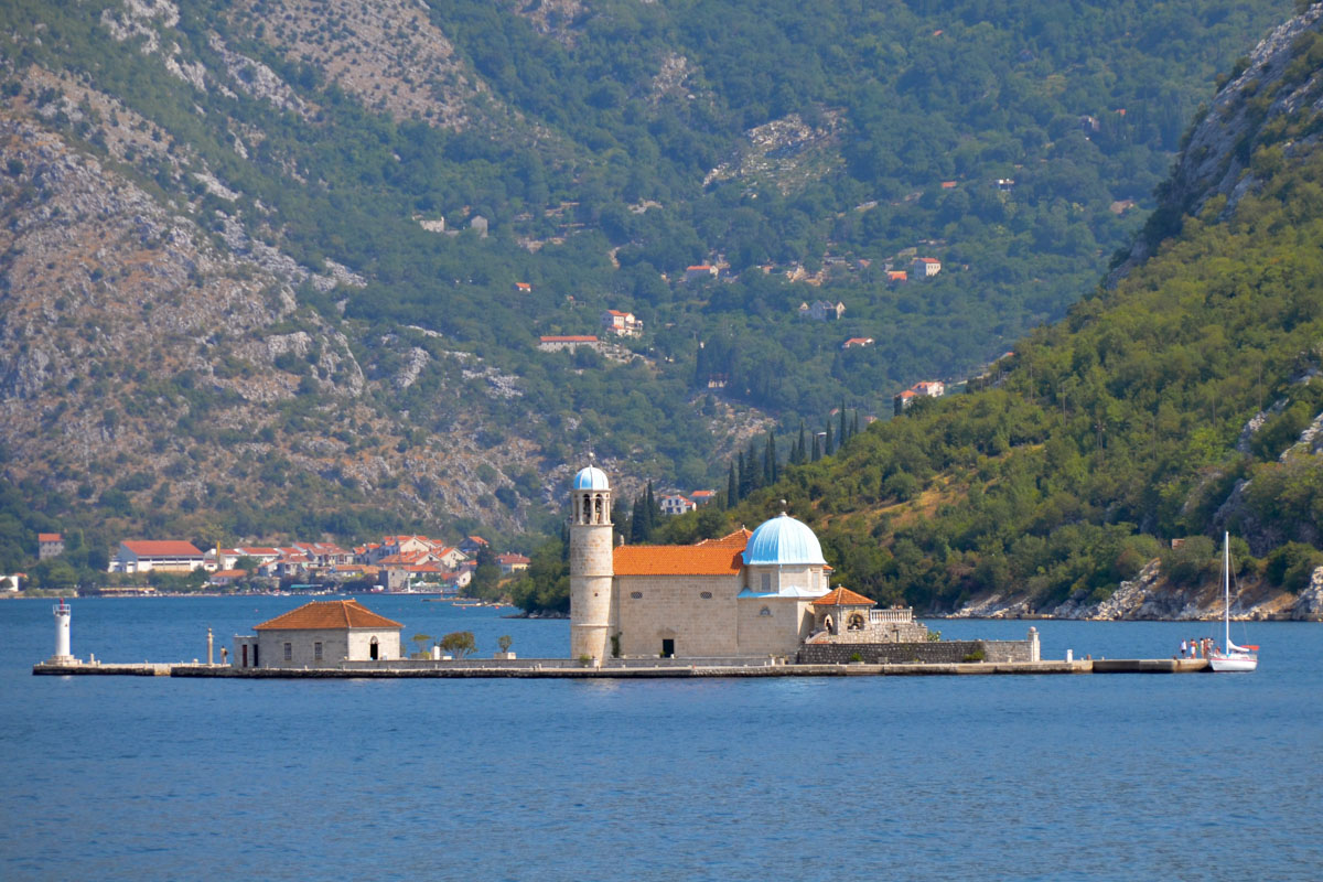 Blick auf die Gospa od Škrpjela, eine malerische Insel vor der Küste von Perast in der Bucht von Kotor in Montenegro