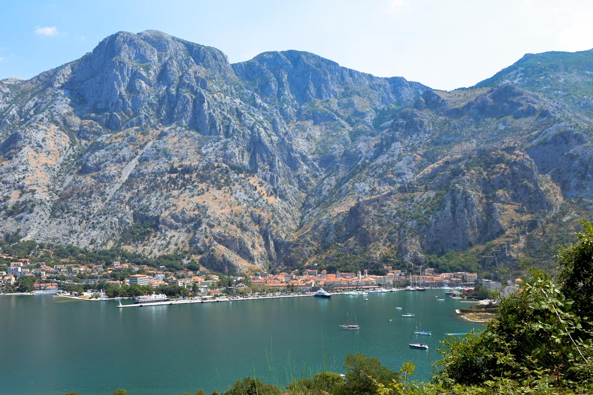 Blick auf die Stadt Kotor und ihren Hafen, Bucht von Kotor, Montenegro