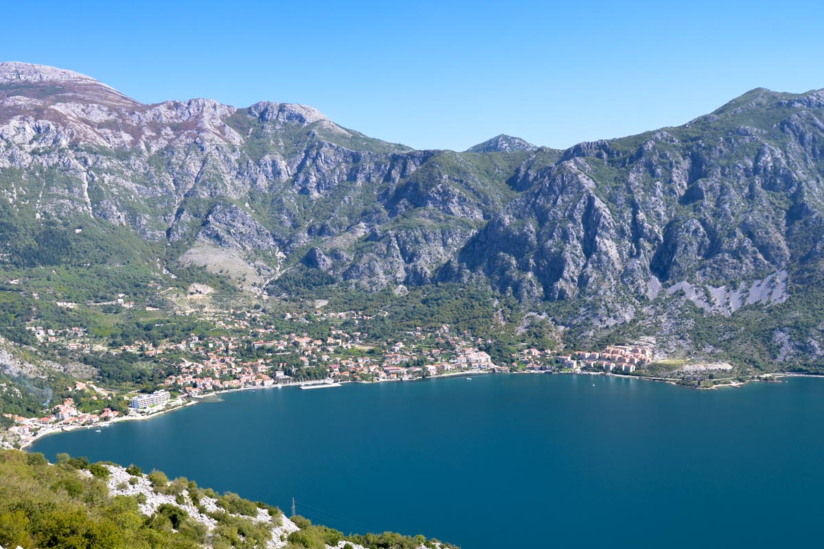 Blick von der R-11 auf die Bucht von Kotor und die Ortschaft Risan, Montenegro