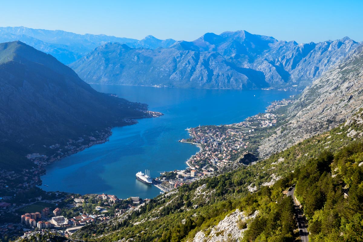 Traumhafter Blick von der R-1 auf die Bergkulisse der Bucht von Kotor, Montenegro