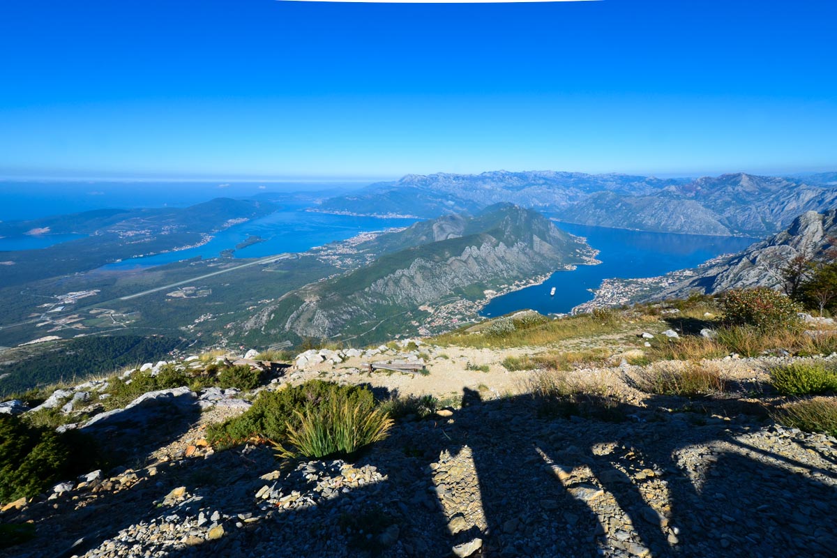 Panoramablick auf die Bucht von Kotor in ihrer gesamten Pracht; links im BIld ist die Landepiste des Flughafens von Kotor zu sehen, Montenegro