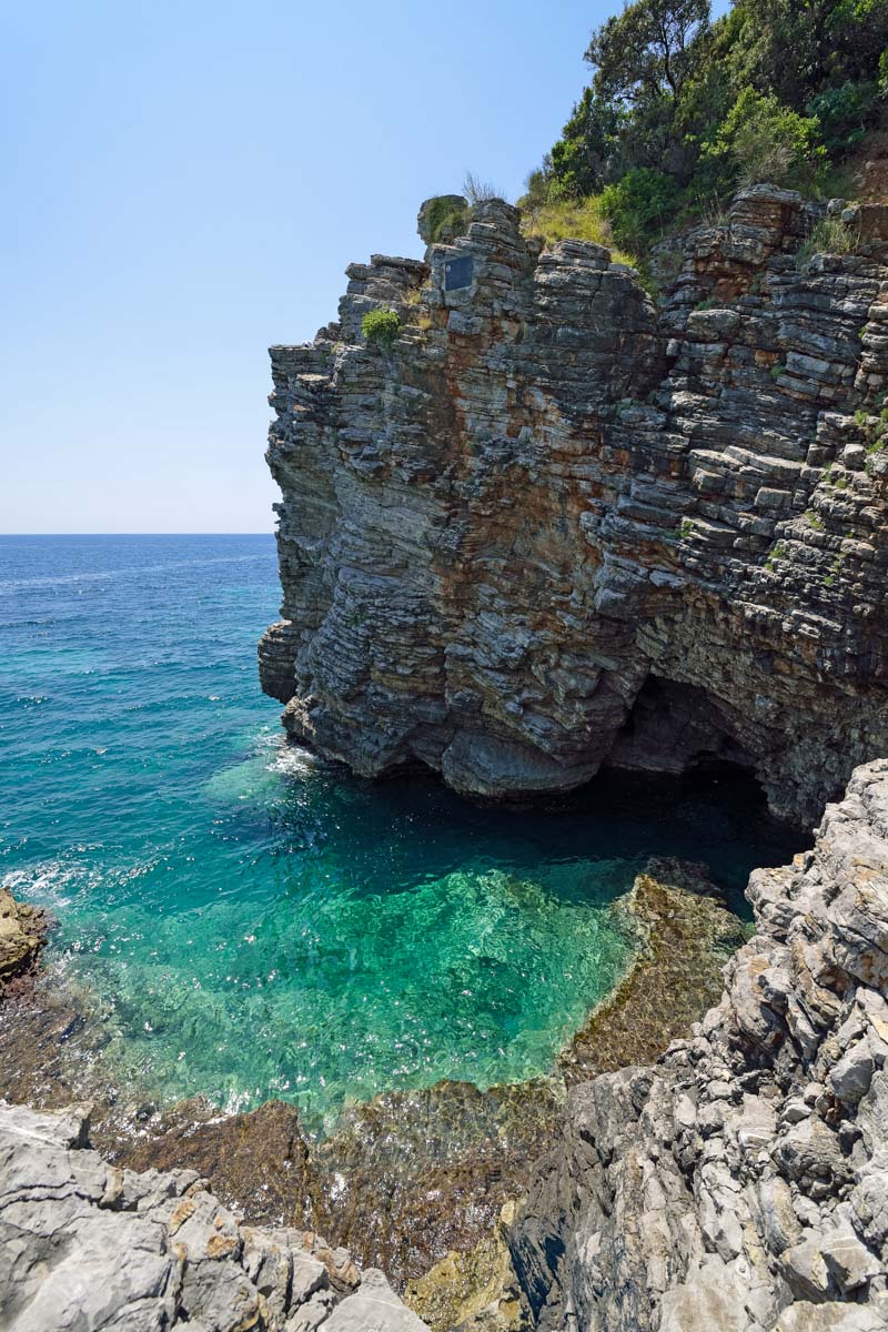 An dem landschaftlich sehr attraktiven Strand Mogren nahe Budva, Montenegro, erfreuen sich die Badegäste an der hervorragenden Wasserqualität