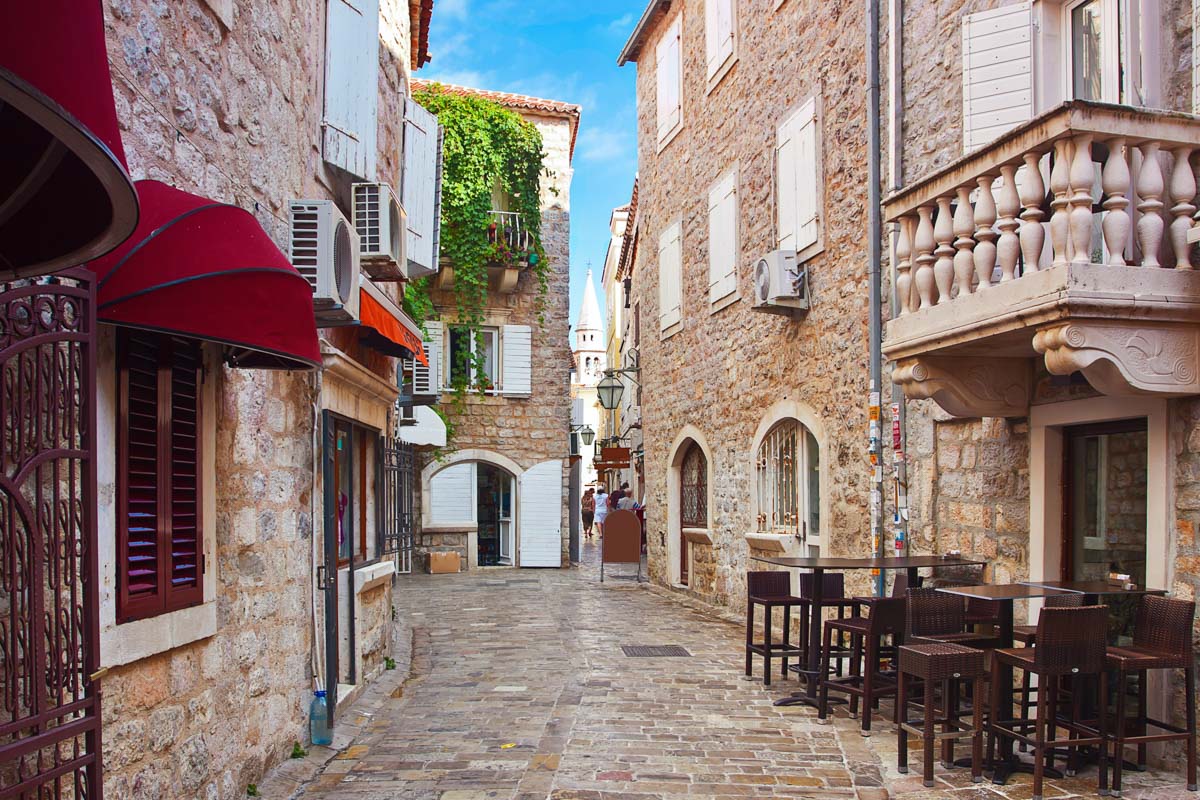 Die engen Gassen der Altstadt von Budva sind vor allem in der Hauptsaison selten so verlassen, Montenegro
