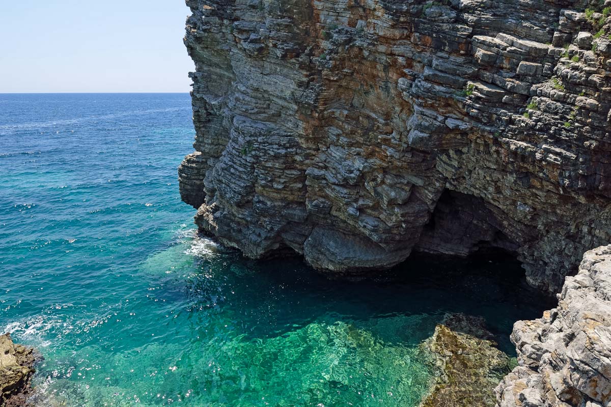 An dem landschaftlich sehr attraktiven Strand Mogren nahe Budva, Montenegro, erfreuen sich die Badegäste an der hervorragenden Wasserqualität
