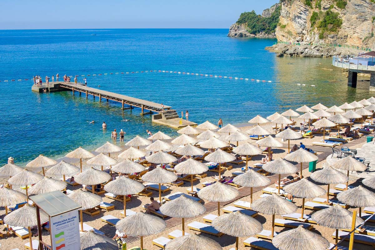 In den Sommermonaten sind die Strände um Budva meist hoffnungslos überfüllt, Montenegro