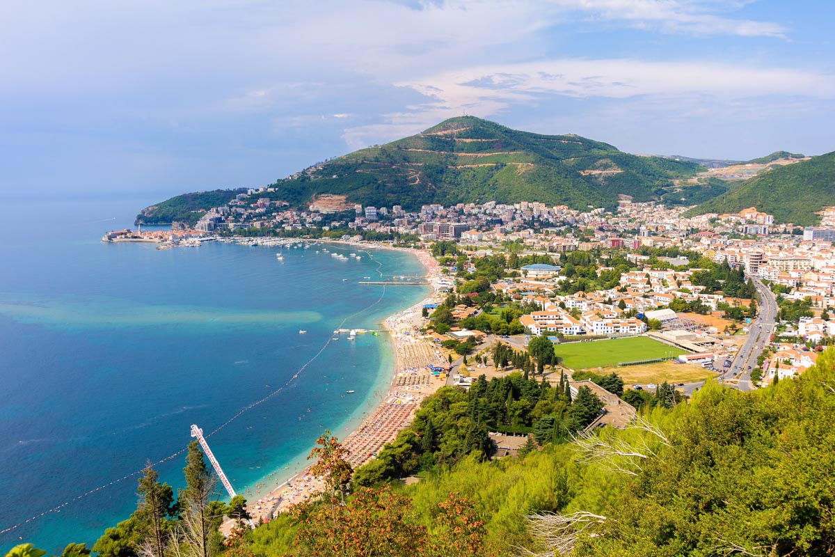 Der malerische Ferienort Budva an der Küste von Montenegro lockt mit traumhaften Buchten und touristisch hervorragend erschlossenen Sandstränden