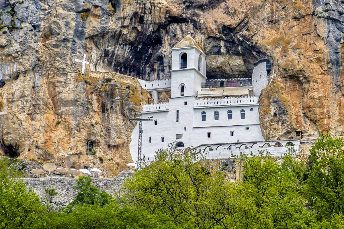 Das serbisch-orthodoxe Felsenkloster Ostrog ist die wichtigste Pilgerstätte in Montenegro und eine der meistbesuchten der gesamten Balkan-Region