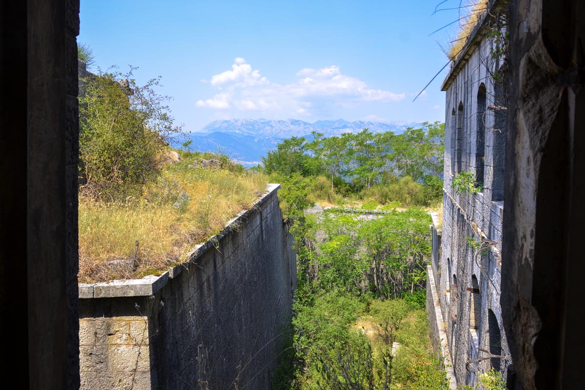 Blick aus dem inneren der Festung Gorazda, die auf einem knapp 500m hohen Hügel thront, Montenegro