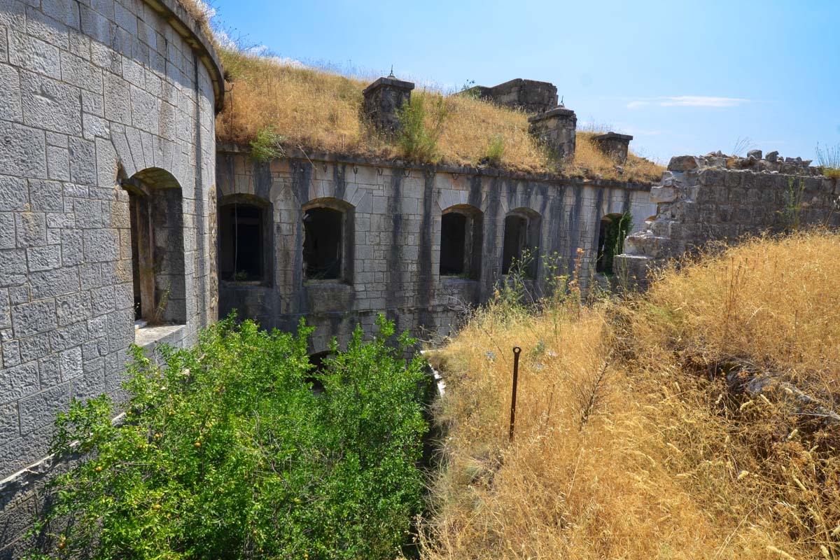 Das symmetrisch angelegte Fort ist heute beinahe von Gras und Moos überwuchert, der Festungsgraben ist aber immer noch auszumachen, Festung Gorazda in Montenegro