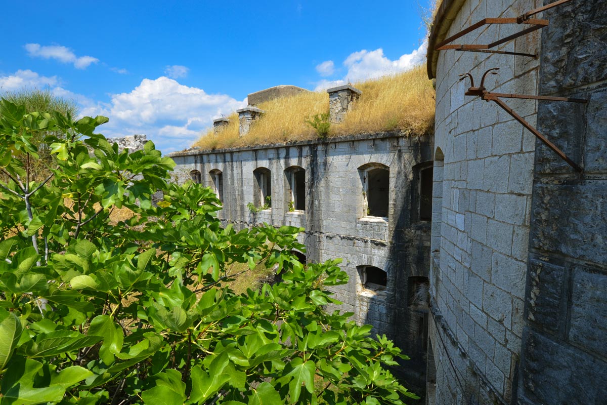 Außenfassade der Festung Gorazda in Montenegro; das Dach ist von Gras und Moos überwuchert