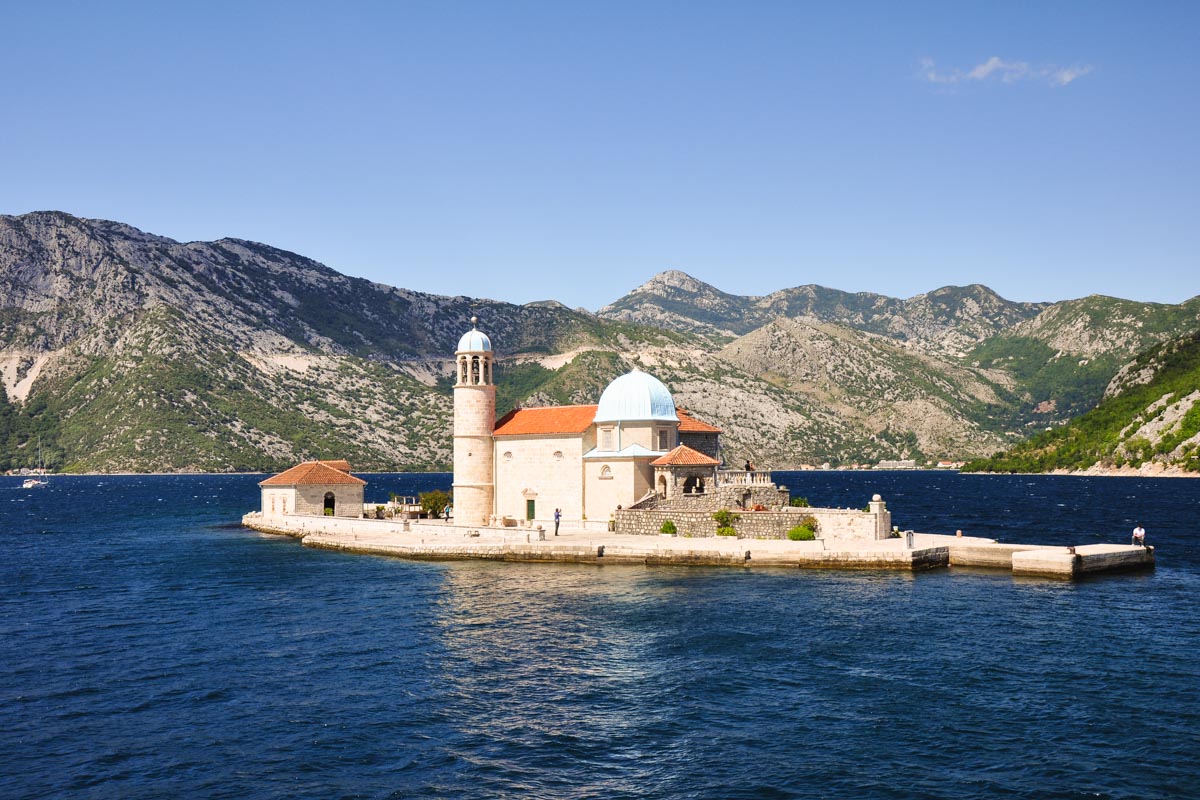 Die Gospa od Škrpjela ist eine Kircheninsel vor dem Küstenstädtchen Perast und liegt in der malerischen Bucht von Kotor, Montenegro