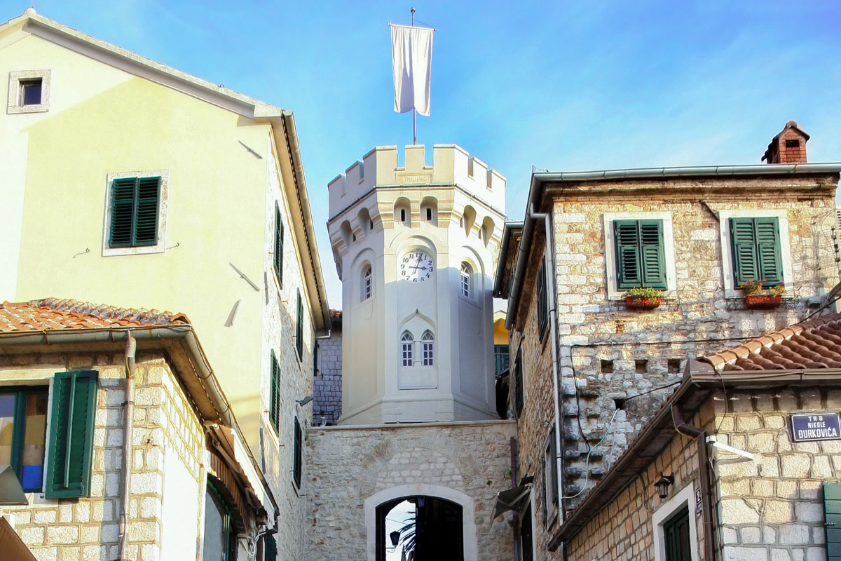 Der Uhrenturm „kula sahat“ ist das Tor zur Altstadt und stellt das inoffizielle Wahrzeichen von Herceg Novi dar, Montenegro