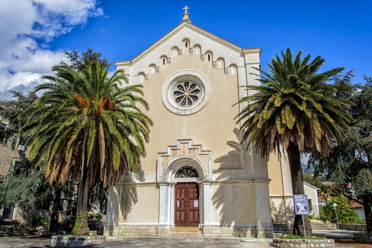 Die Sveti Jeronima-Kirche in der Altstadt von Herceg Novi ist mit einem prachtvollen Holzaltar und kostbaren Goldschmiedearbeiten ausgestatte, Montenegro