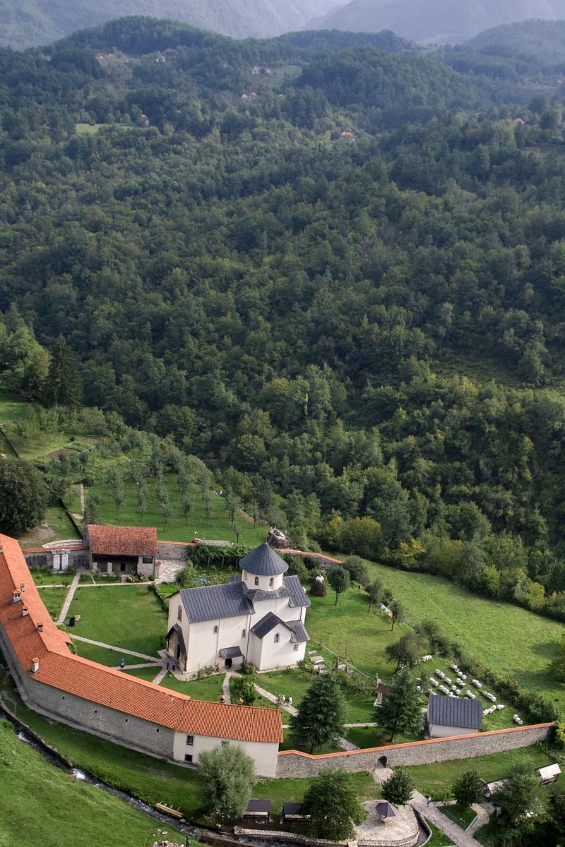 Das Morača-Kloster in der Nähe von Kolašin kann mit kunstvollen Fresken, einem spektakulär gearbeiteten Fußboden und einer traumhaften Umgebung aufwarten, Montenegro