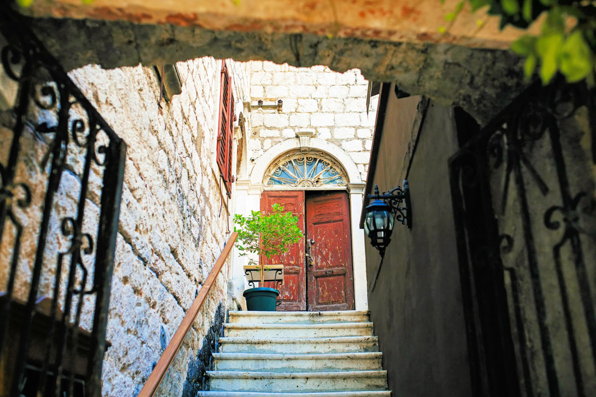 In der Altstadt von Kotor, Montenegro, erinnert kaum ein modernes Gebäude an das 21. Jahrhundert