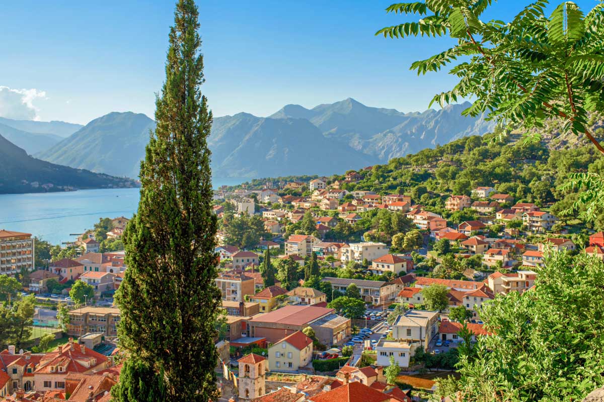 Die roten Dächer Kotors schmiegen sich an den Fuß des des „Heiligen Iwan“, eines dicht bewaldeten Berges, Montenegro