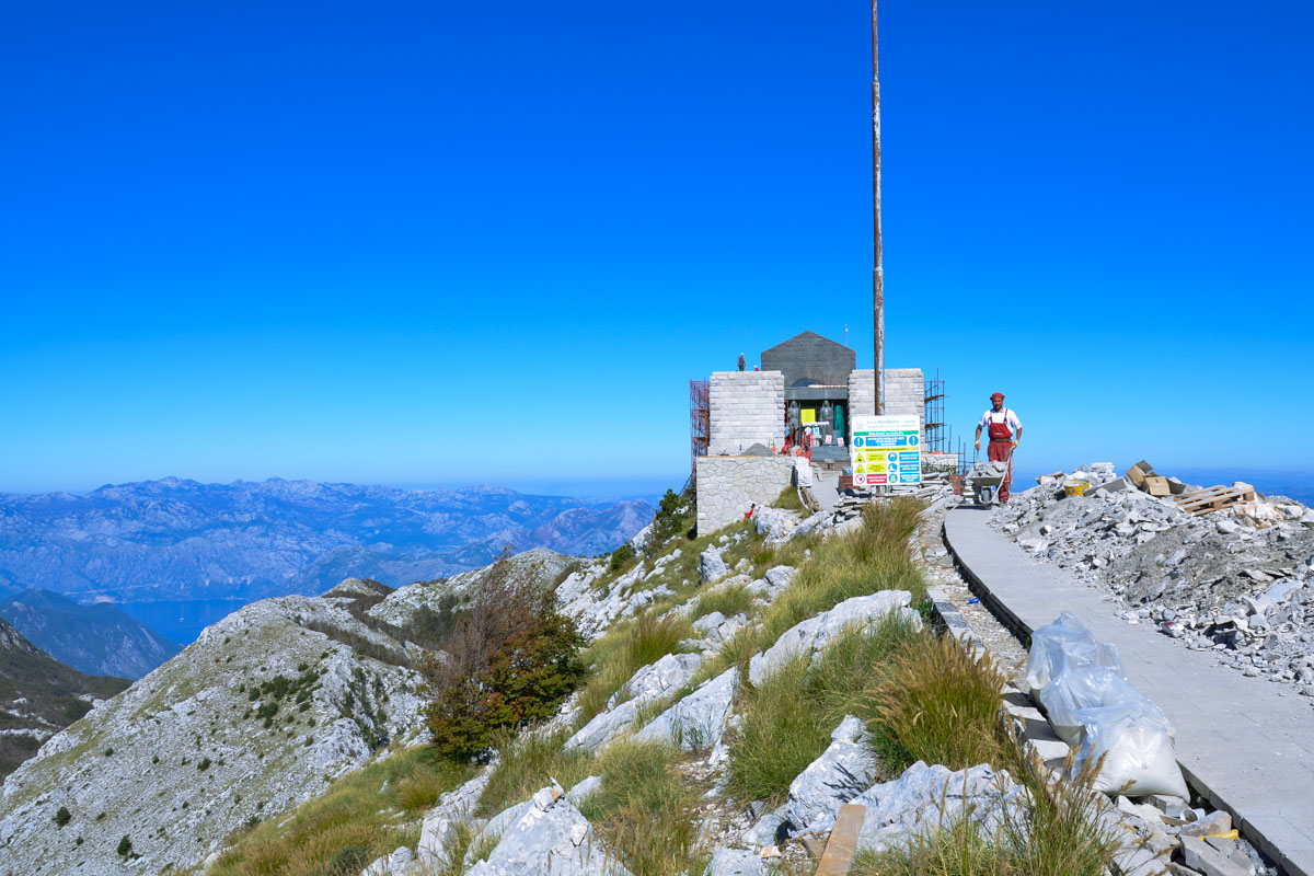 Auch das Njegoš-Mausoleum – 1974 auf 1.655m Seehöhe fertiggestellt – muss einmal renoviert werden, Lovćen-Nationalpark, Montenegro