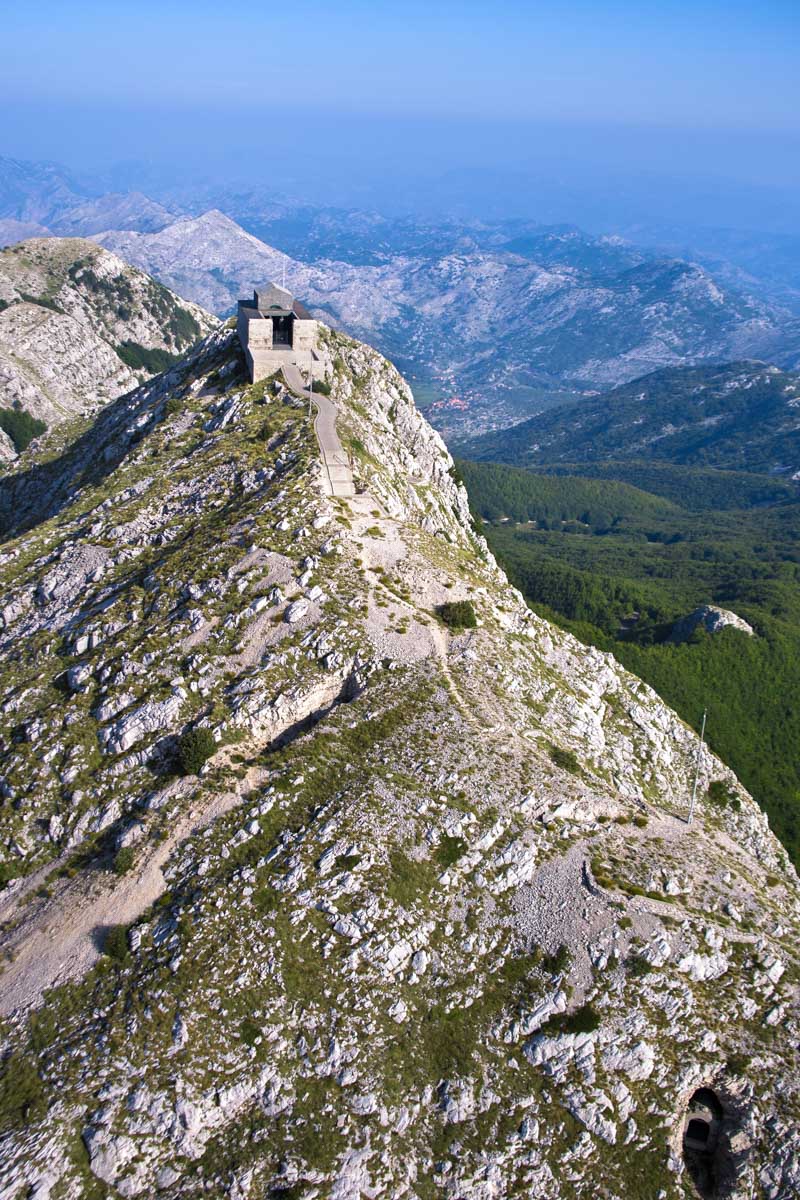 Luftaufnahme des Njegoš-Mausoleum, dem meistbesuchten Ziel im Lovćen-Nationalpark; die selbst ausgewählte letzte Ruhestätte des berühmten Dichterfürsten Petar II., Montenegro