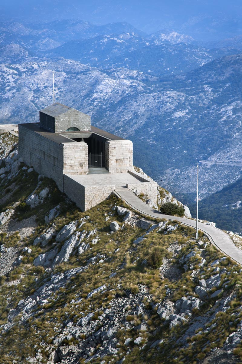 Das Njegoš-Mausoleum mit seinen spektakulären Skulpturen wurde vom kroatischen Künstler Ivan Mestrovic  nach vierjähriger Bauzeit 1974 fertiggestellt, Montenegro