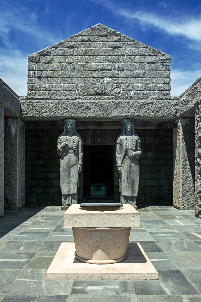 Der Eingang in das Njegoš-Mausoleum wird von zwei weiblichen Figuren in montenegrinischer Tracht flankiert, Montenegro