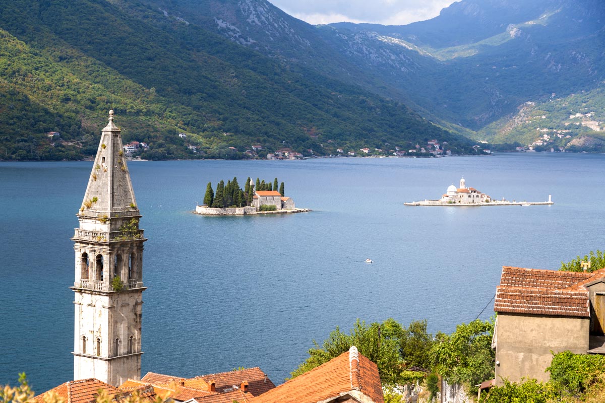 Die beiden kleinen Klosterinseln Sveti Đorđe und Gospa od Škrpjela vor Perast geben dem Postkartenmotiv noch den letzten Schliff, Montenegro