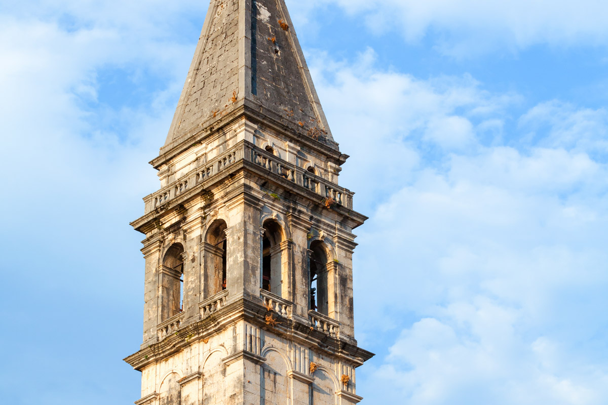 Der markante Glockenturm der Pfarrkirche des Hl. Nikolaus in Perast ist mit 55m der höchste in der Bucht von Kotor, Montenegro