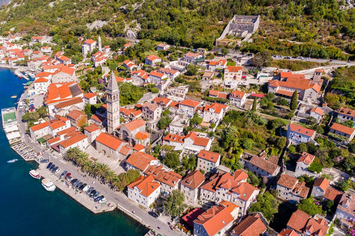 Luftaufnahme der Stadt Perast in der Bucht von Kotor, Montenegro