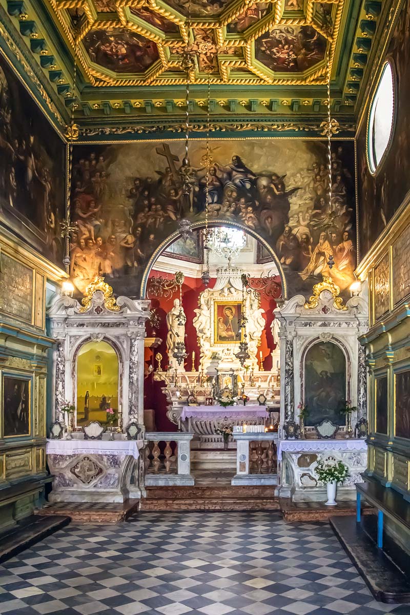 Im prachtvoll ausgestatteten Innnenraum der Gospa od Škrpjela vor Perast sind knapp 70 kunstvolle Gemälde zu sehen, Montenegro