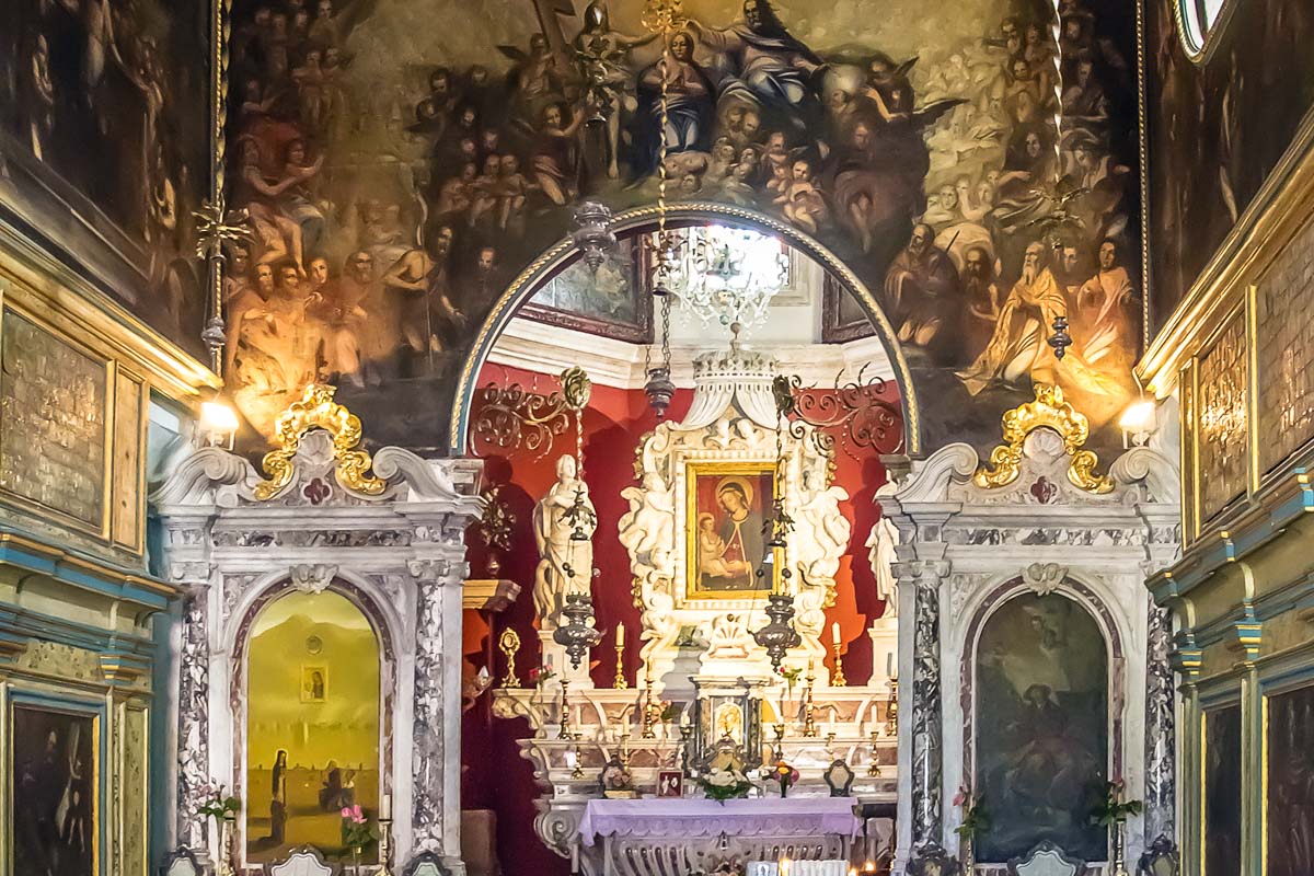 Im prachtvoll ausgestatteten Innnenraum der Gospa od Škrpjela vor Perast sind knapp 70 kunstvolle Gemälde zu sehen, Montenegro
