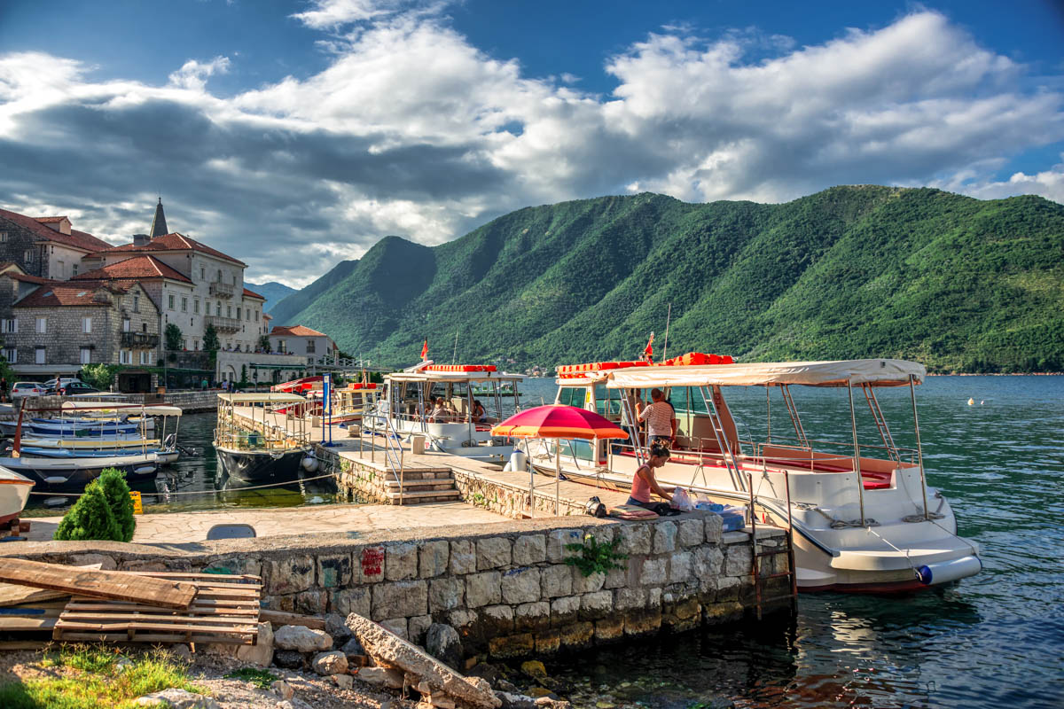 Morgendlicher Hafenblick in der schönen Ortschaft Perast in der Bucht von Kotor, Montenegro
