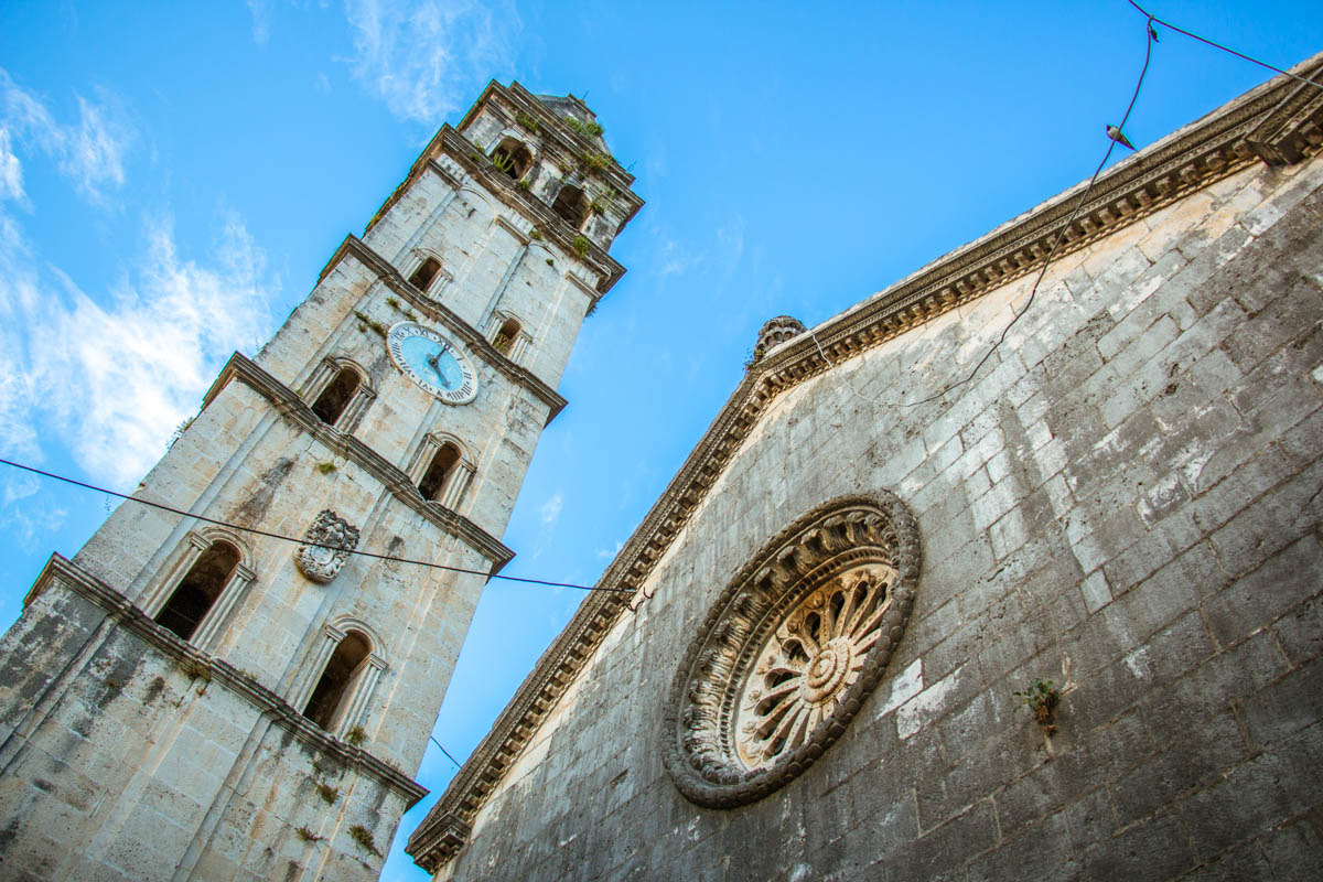Der 55m hohe Glockenturm der Kirche des Hl. Nikolaus in Perast ist der höchste in der gesamten Bucht von Kotor, Montenegro