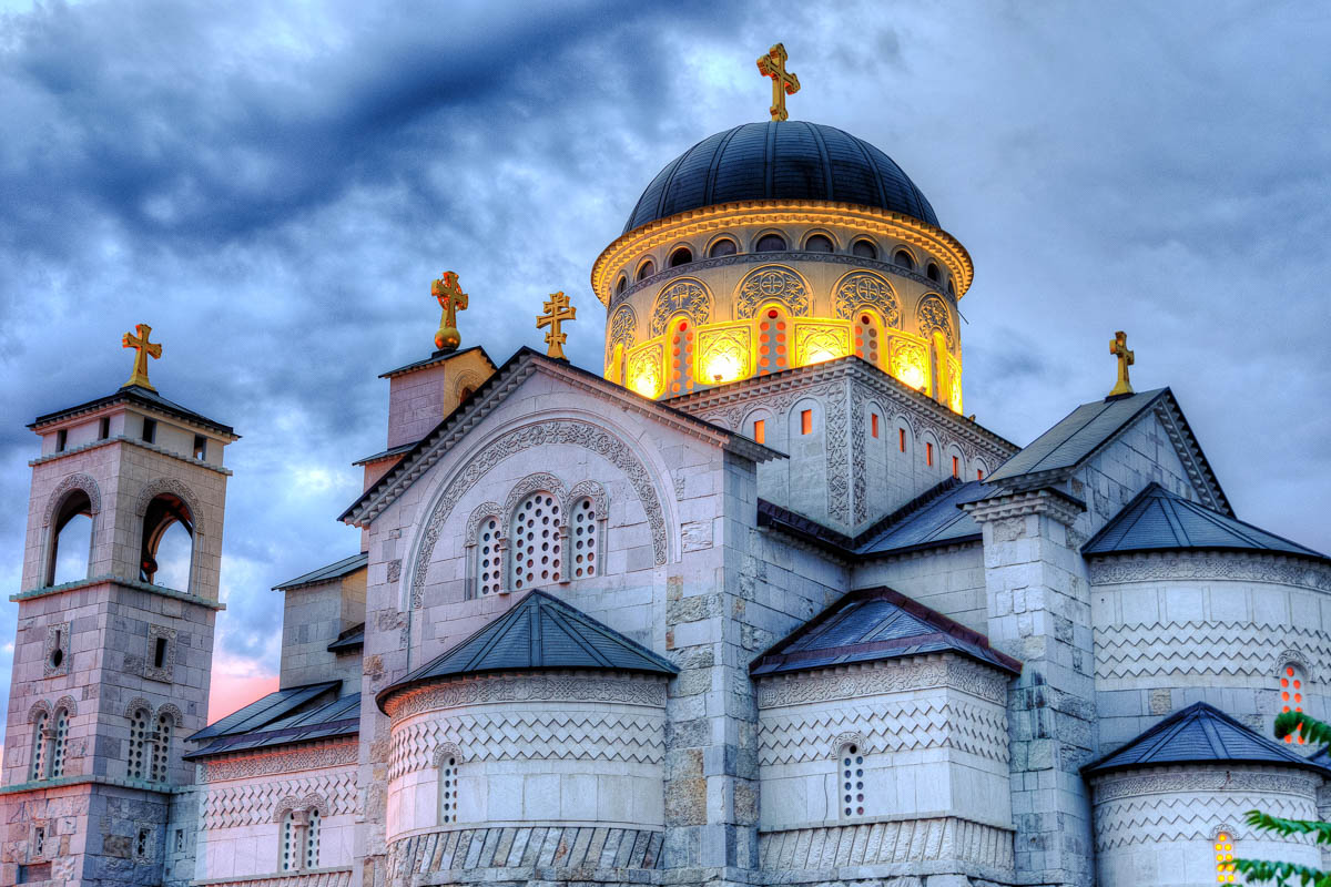 Die serbisch-orthodoxe Auferstehungskathedrale ist das architektonische Prunkstück von Podgorica und eines der jüngsten Wahrzeichen der Stadt, Montenegro