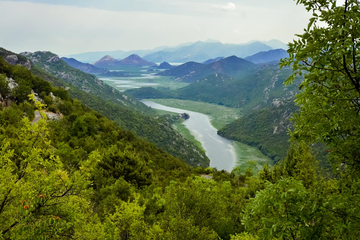 Blick auf die die märchenhafte Landschaft des Rijeka Crnojevića im Nordwesten des Skadar-Sees, Montenegro