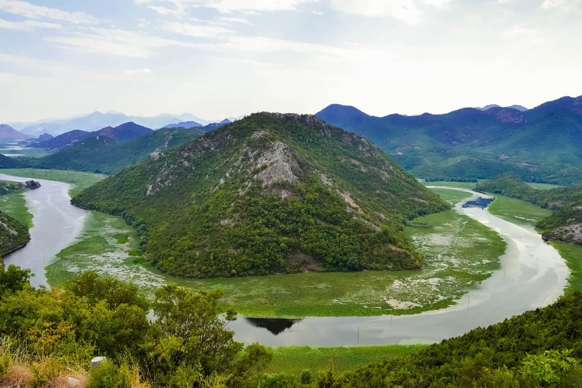 Blick auf einen Mäander des Flusses Rijeka Crnojevića in der Nähe von Virpazar, Montenegro
