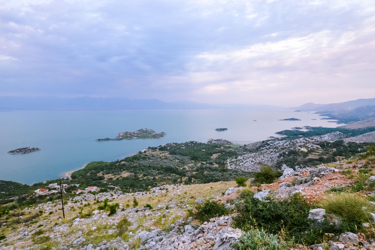 Blick von Montenegro Richtung Albanien über den Skadar-See, dessen Ökosystem noch vollständig intakt ist