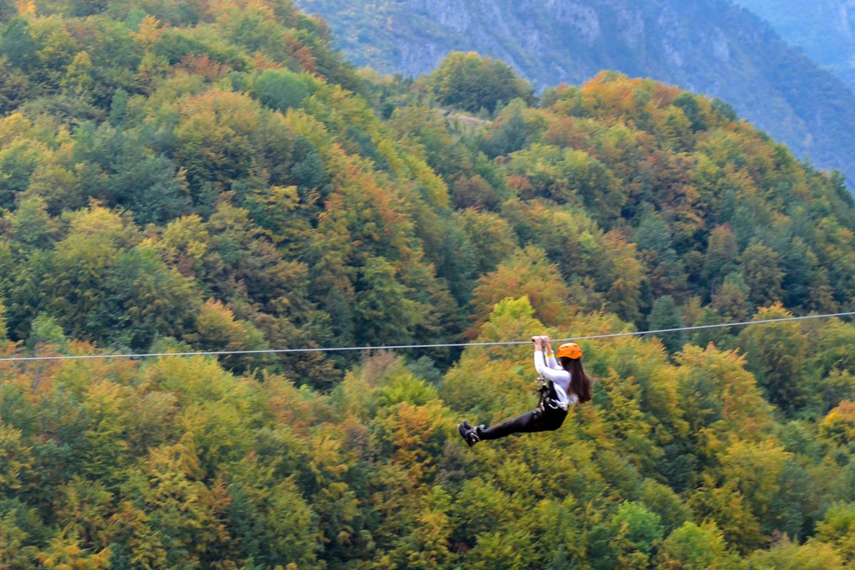 Ganz Mutige können auf einem Stahlseil über die Taraschlucht schweben; Startpunkt ist auf der nördlichen Seite der Brücke, Montenegro