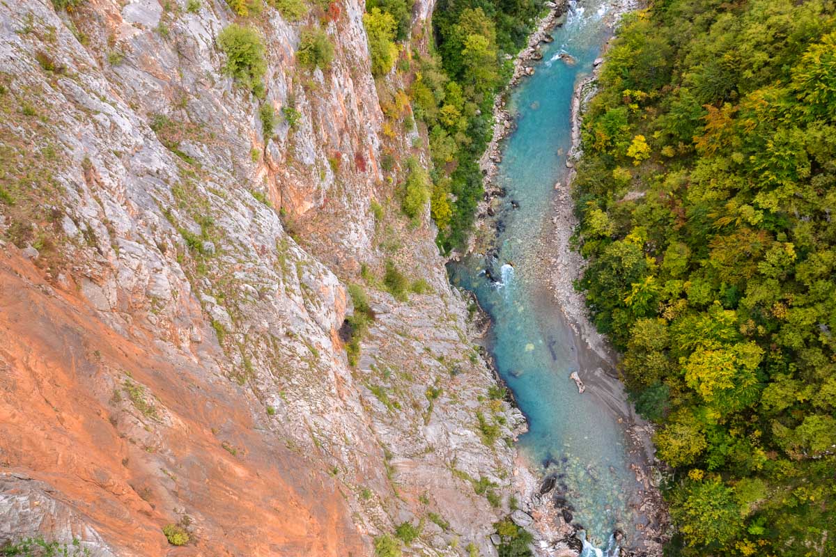 Blick von der Tara-Brücke in die Tara-Schlucht mit ihren senkrecht abfallenden Wänden, Montenegro