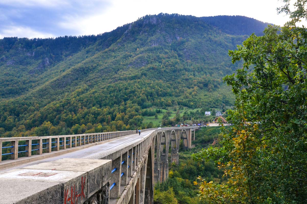 Eine Möglichkeit die Tara-Schlucht zu erblicken ist die Tara-Brücke; sie wurde im Jahr 1941 erbaut und spannt sich in bis zu 150 Metern Höhe über die Tara-Schlucht, Montenegro