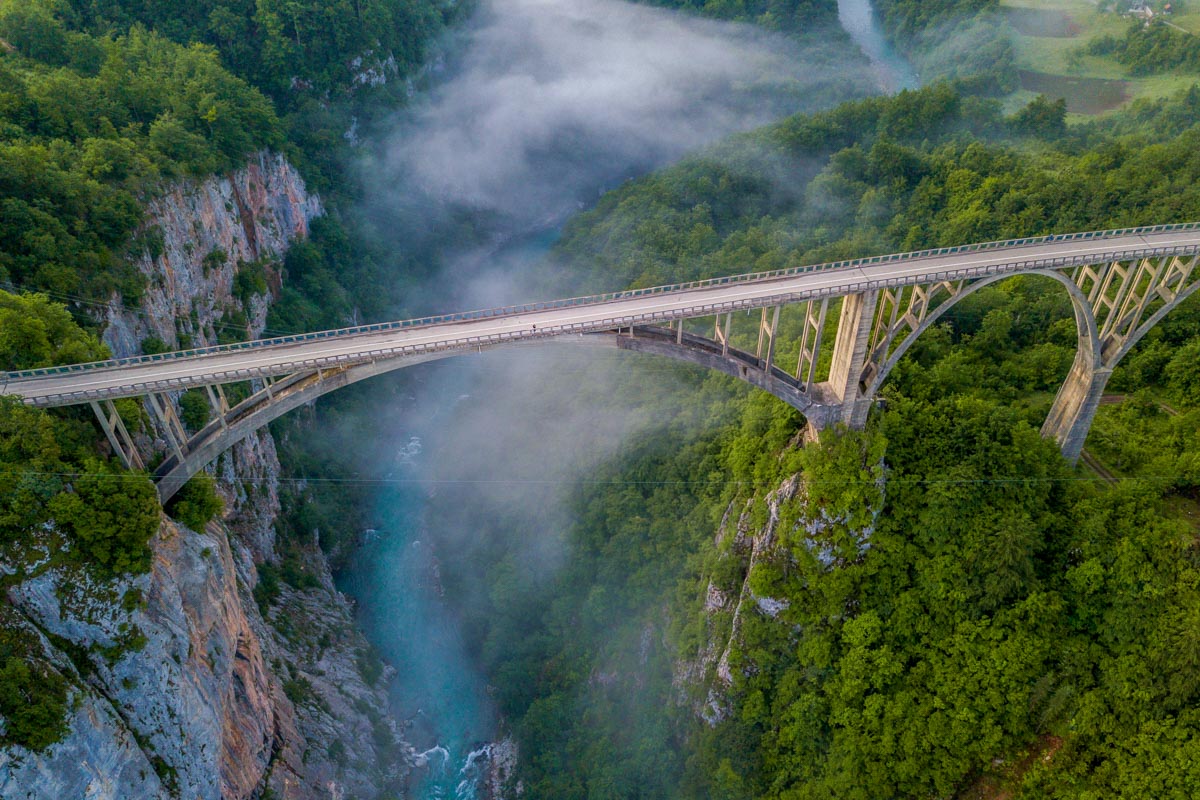 Von der Tara-Brücke aus hat man einen spektakulären Ausblick in die Schlucht, deren Wände bis zu 1.600m in den Himmel streben, Montenegro