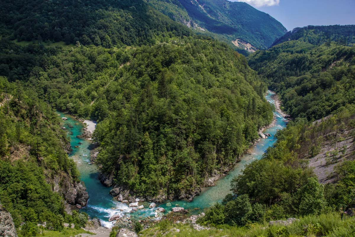 Die türkisblaue Tara im wunderschönen Durmitor Nationalpark in Montenegro zählt zum UNESCO-Weltnaturerbe