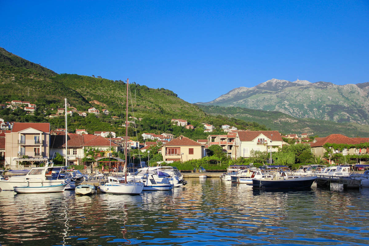 Durch den nahe gelegenen Flughafen ist das geschäftige Tivat mit dem riesigen Jachthafen für viele Besucher das Eingangstor nach Montenegro