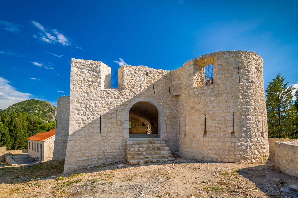 Von der Besac-Burg in der Nähe von Virpazar tut sich ein herrlicher Ausblick über den Fluss Crmnica und den Skadar-See auf, Montenegro