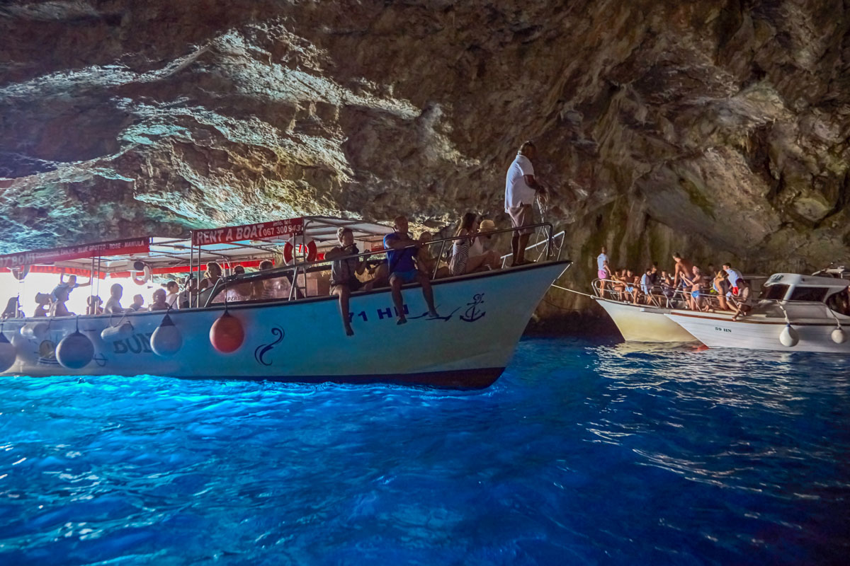 Vor allem in der Hochsaison sind die Ausflugsboote zur Blauen Grotte von Montenegro rasch ausgebucht