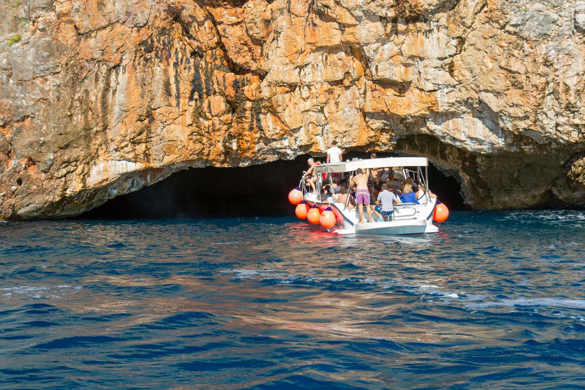 Trotz ihrer geringen Größe ist die Blaue Grotte die größte Höhle in der Bucht von Kotor, Montenegro