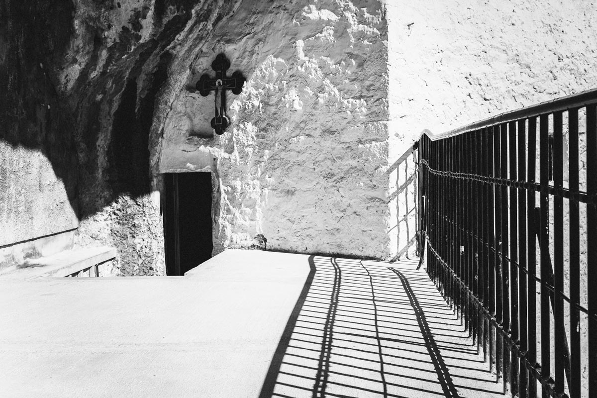 Das Kloster von Ostrog, Montenegro, wurde zum Teil direkt in den Fels hinein gebaut