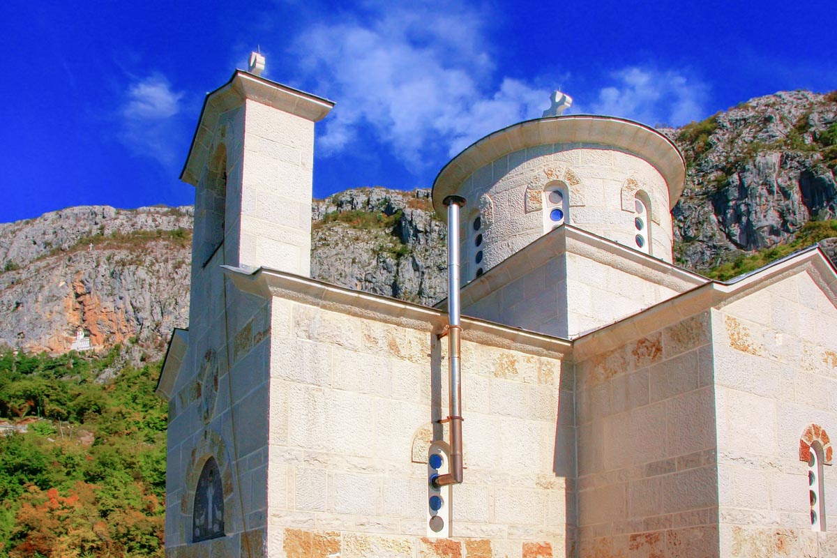 Donji Ostrog, der unterste Teil des Klosters, dient vor allem der Versorgung des „oberen Ostrog“, Montenegro