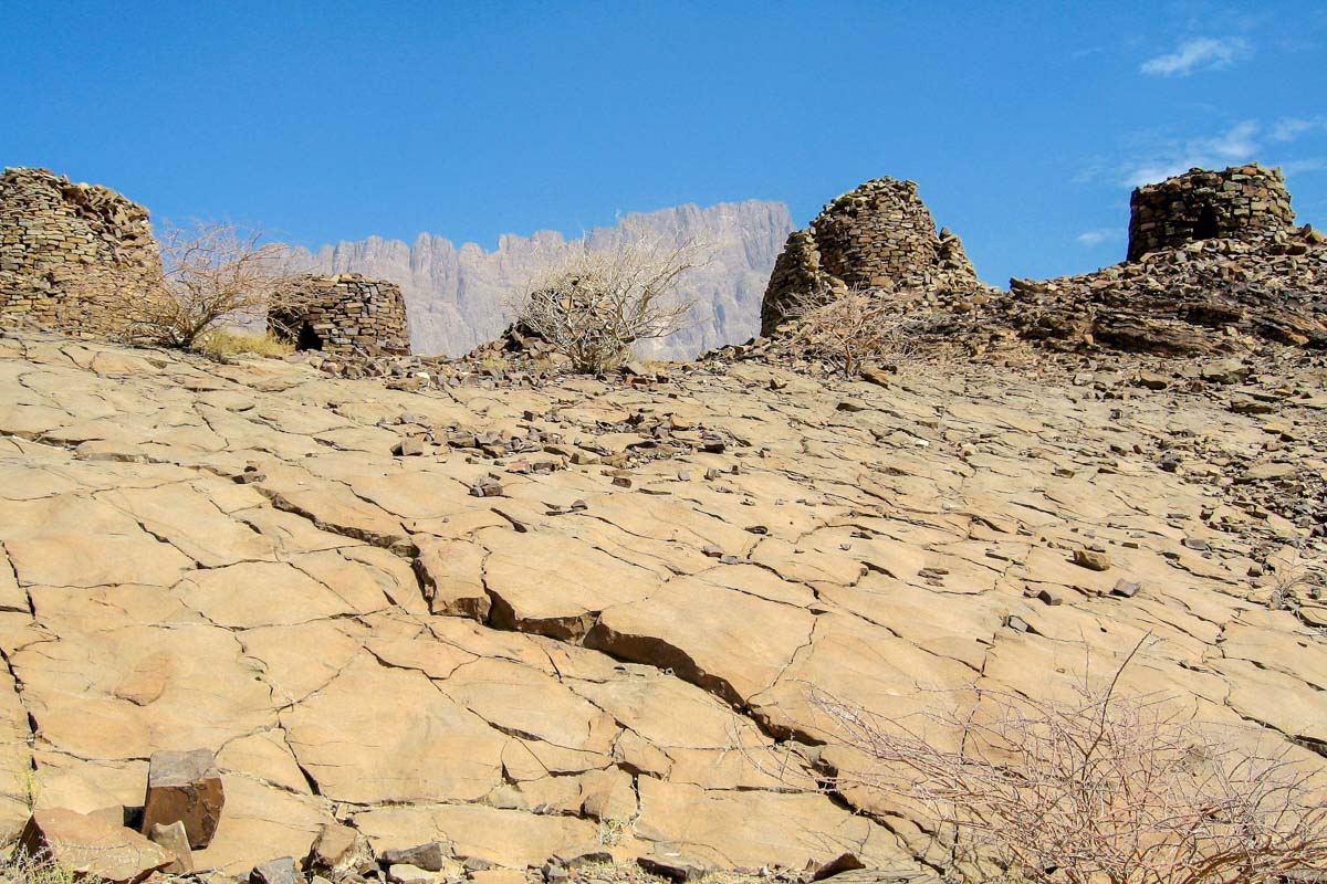 Die Bienenkorbgräber von Al Ayn sind die eindrucksvollere Grabstätte, errichtet auf einer Hügelkette vor dem dahinter 1.000 Meter hoch aufragenden Jebel Misht, Oman