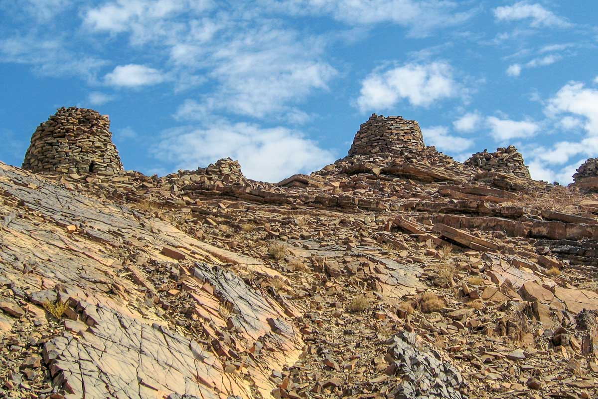 Die Bienenkorbgräber in Al Ayn sind ca. 3-4 Meter hoch. Die meisten sind noch bestens erhalten und stehen nebeneinander aufgereiht am Kamm, Oman